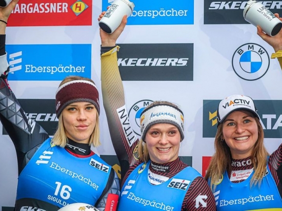 RENNRODELN - JULIA TAUBITZ ERNEUT AUF DEM PODIUM