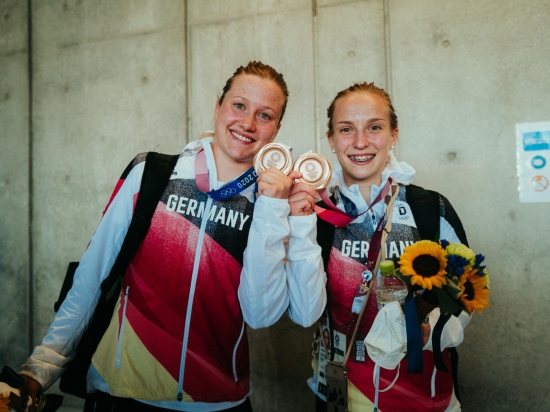 TOKIO 2020 +++  WASSERSPRINGEN: BRONZE FÜR TINA PUNZEL UND LENA HENTSCHEL