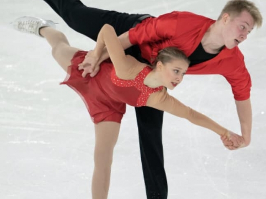 EISKUNSTLAUF - PLATZ DREI FÜR LETIZIA ROSCHER UND LUIS SCHUSTER