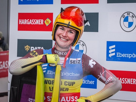 RENNRODELN +++  JULIA TAUBITZ UND JESSICA DEGENHARDT AUF DEM PODIUM