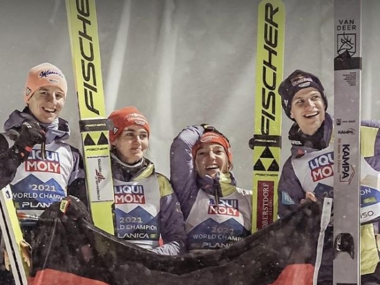 SKISPRINGEN  - ZWEITES GOLD IM TEAM FÜR SELINA FRETAG